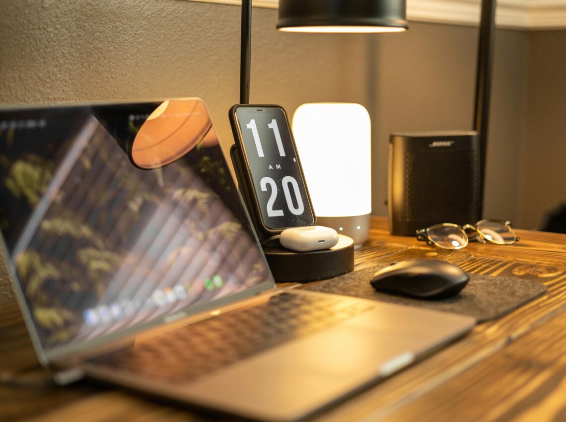 Home Office Setup for Professionals: Achieving a Balance of Comfort and Efficiency