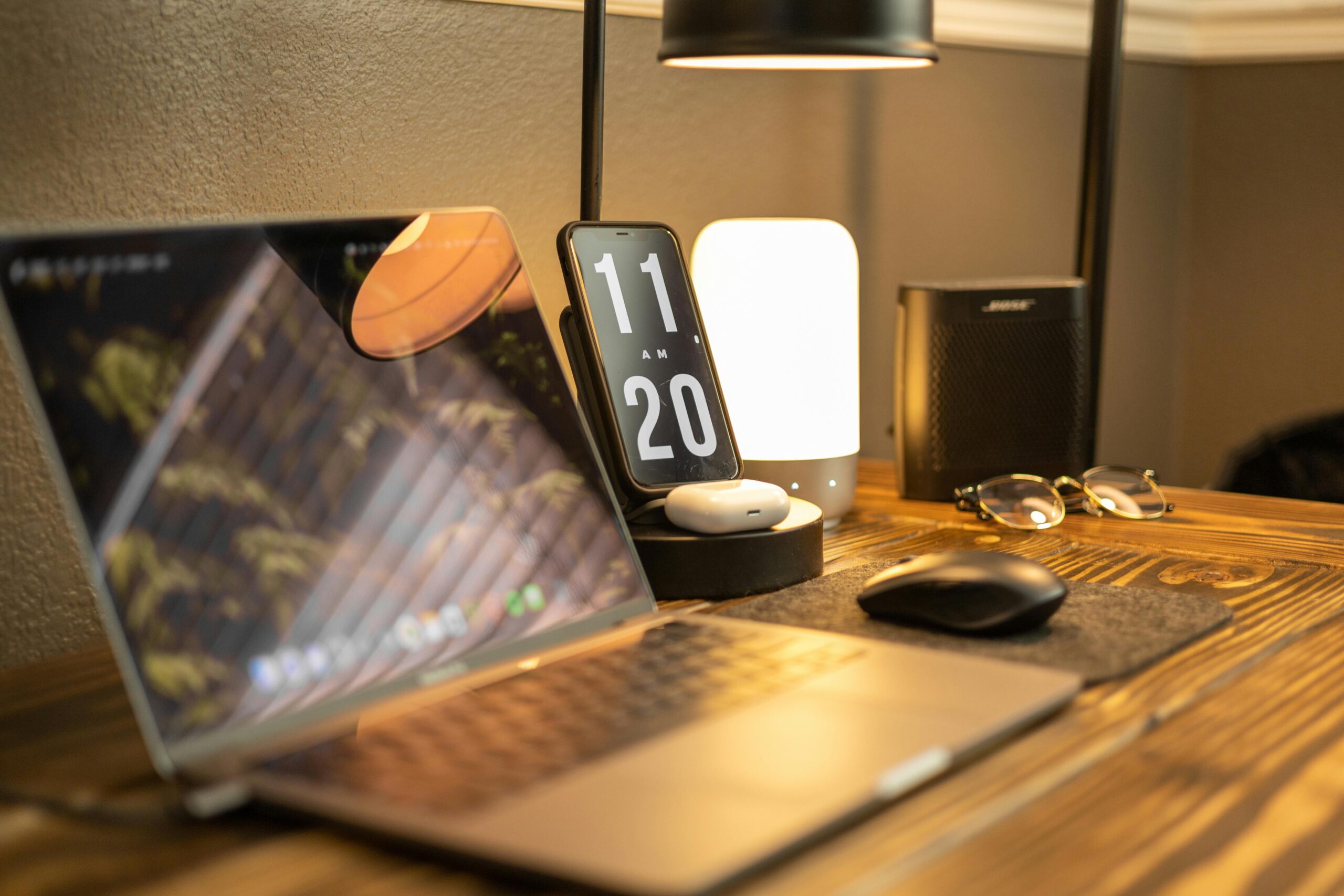 Home Office Setup for Professionals: Achieving a Balance of Comfort and Efficiency